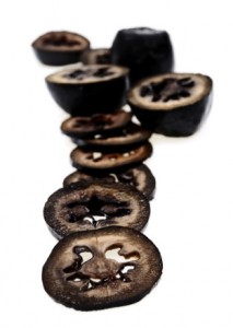 schwarze Nüsse