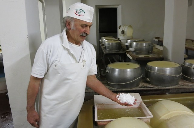 Emilia Romagna kulinarisch: der Parmegiano Reggiano.