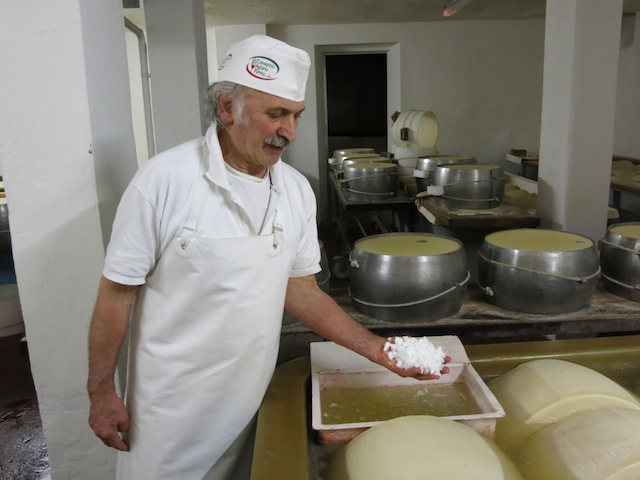 Emilia Romagna kulinarisch: der Parmegiano Reggiano.