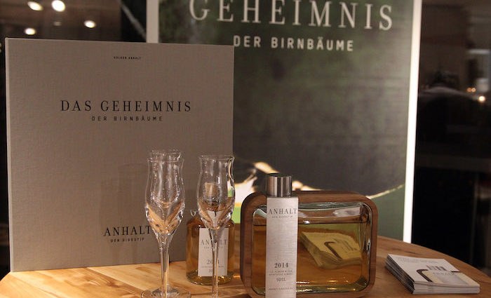 Anhalt der Digestif. Birne in Walnussholz Anhalt der Digestif. Birne in Walnussholz
