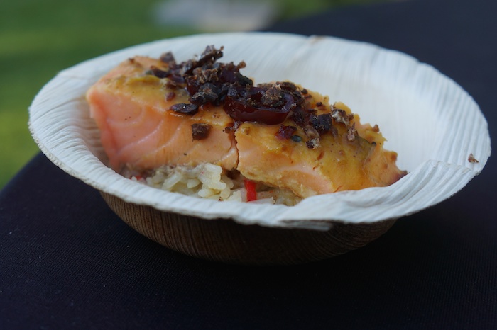 Grillen: Lachs vom Holzbrett mit Ananas-Reis