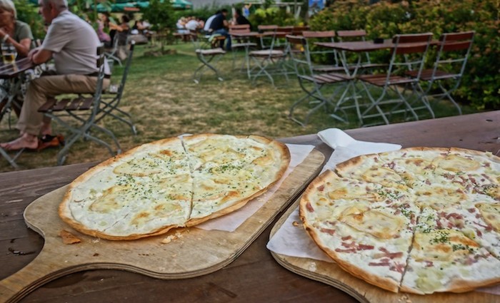 Weinpavillon Zum Keschdebusch. Beste Flammkuchen