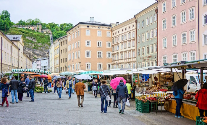 Grünmarkt in Salzburg. Nicht nur Gemüse.