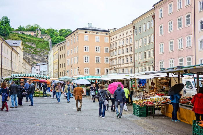 Grünmarkt in Salzburg. Nicht nur Gemüse.