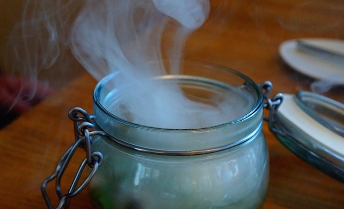 Onsen-Ei mit Rauch im Glas - FOODHUNTER