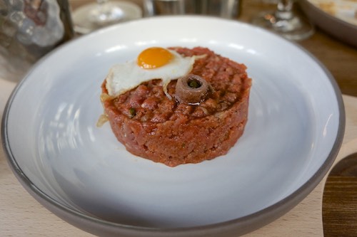 Tatar mit Wachtelei