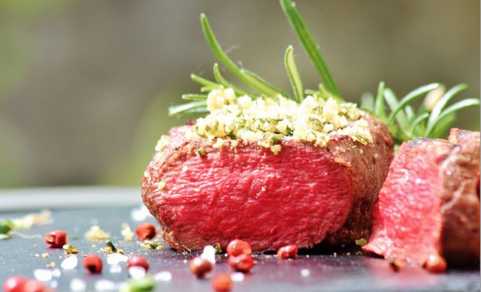 Rezept: Rinderfilet mit Basilikum-Rucolakruste - FOODHUNTER