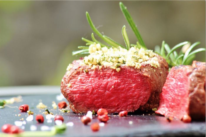 Rezept: Rinderfilet mit Basilikum-Rucolakruste