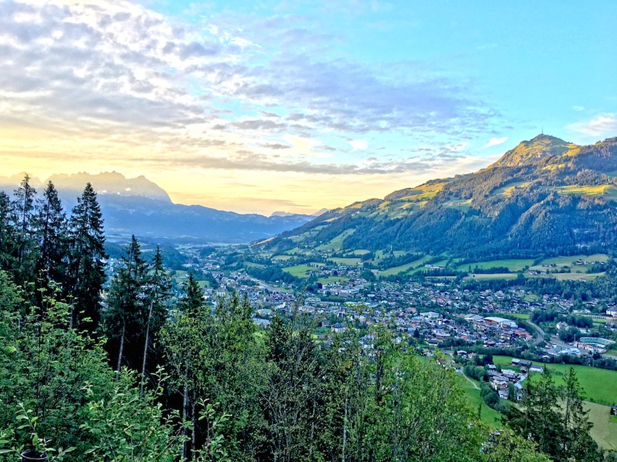 Einsiedelei Kitzbühel. Pinky, Kaiser und ein Moosbeeren-Schmarrn