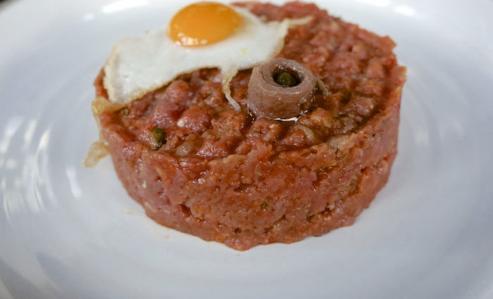 Tatar mit Wachtelei