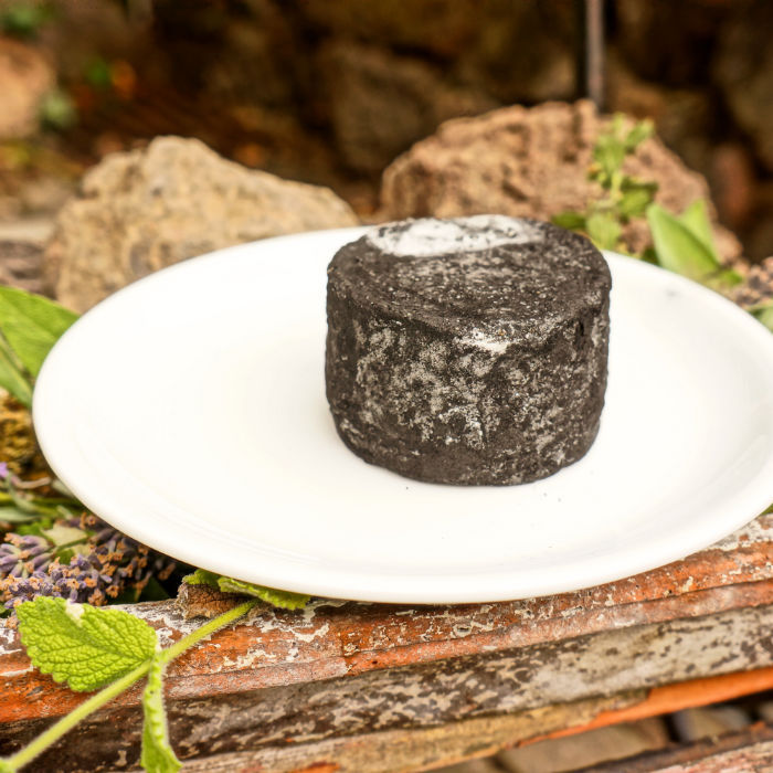 Ziegenkäse im Aschemantel Ziegenkäse im Aschemantel