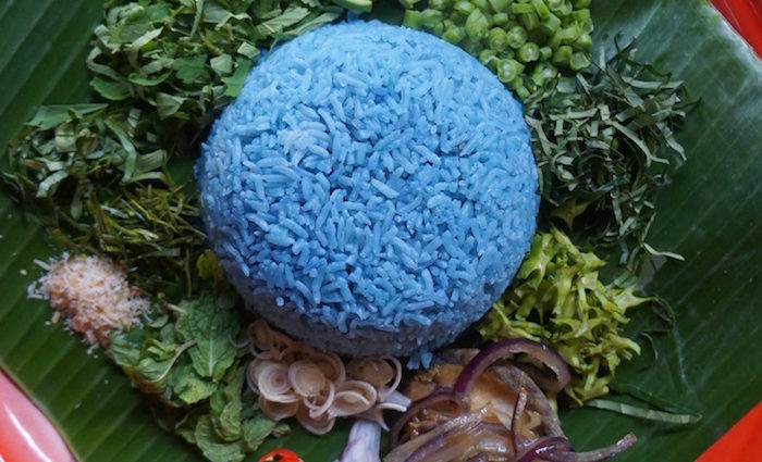 Blauer Reis - Malaysias „Nasi Kerabu” verzaubert Gourmets