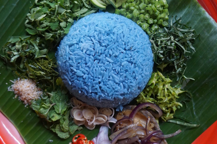 Blauer Reis - Malaysias „Nasi Kerabu” verzaubert Gourmets