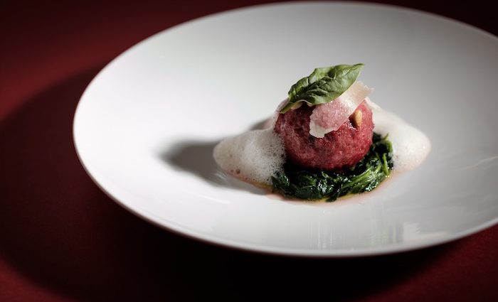 Festlicher Knödelschmaus: Rote-Bete-Knödel, braune Butter, Spinat Festlicher Knödelschmaus: Rote-Bete-Knödel, braune Butter, Spinat