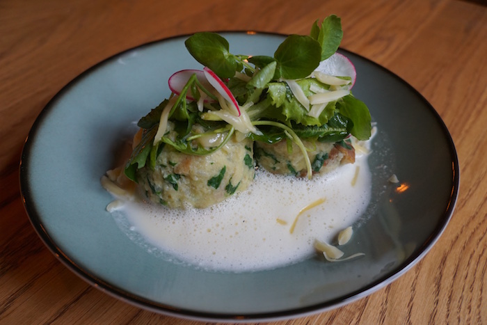 Vegetarisches Soulfood: Spinatknödel mit Buttermilch