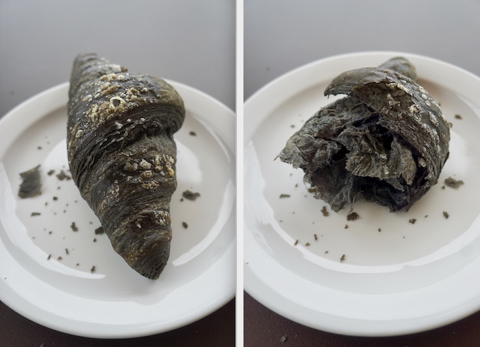 Black vegan Croissant. Aktivkohle bringt die Farbe.